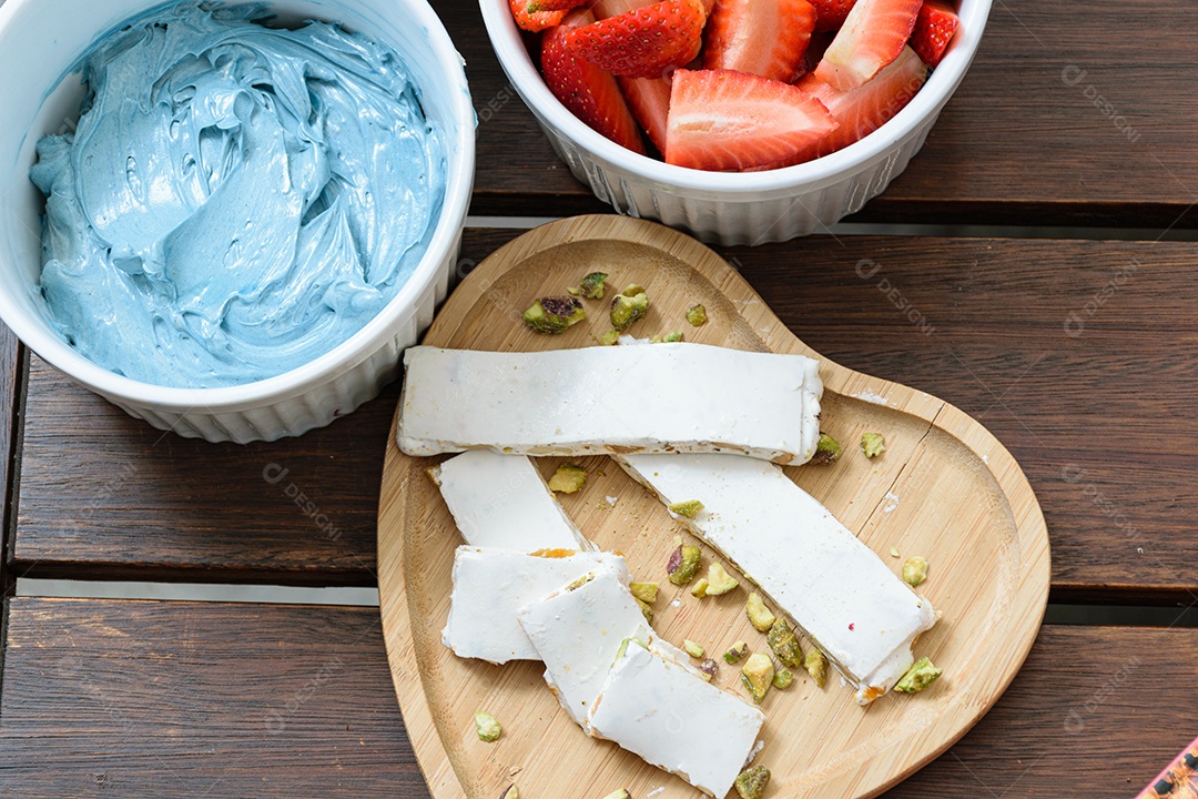 Ingredientes para o bolo, morangos, creme de manteiga azul, granulado de chocolate branco