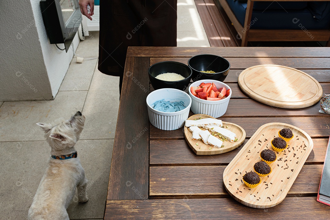 Torrão, brigadeiros e Ingredientes do Bolo na mesa mogangos