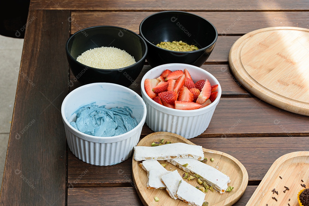 Torrão, brigadeiros e Ingredientes do Bolo na mesa mogangos