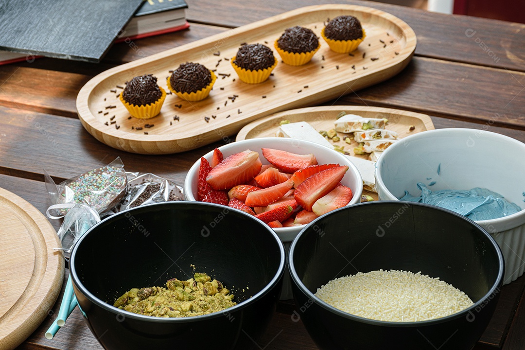 Torrão, brigadeiros e Ingredientes do Bolo na mesa mogangos