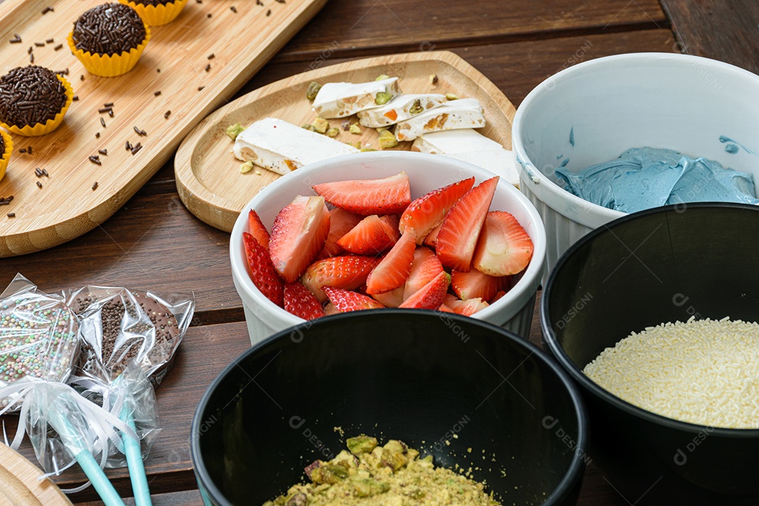 Torrão, brigadeiros e Ingredientes do Bolo na mesa mogangos