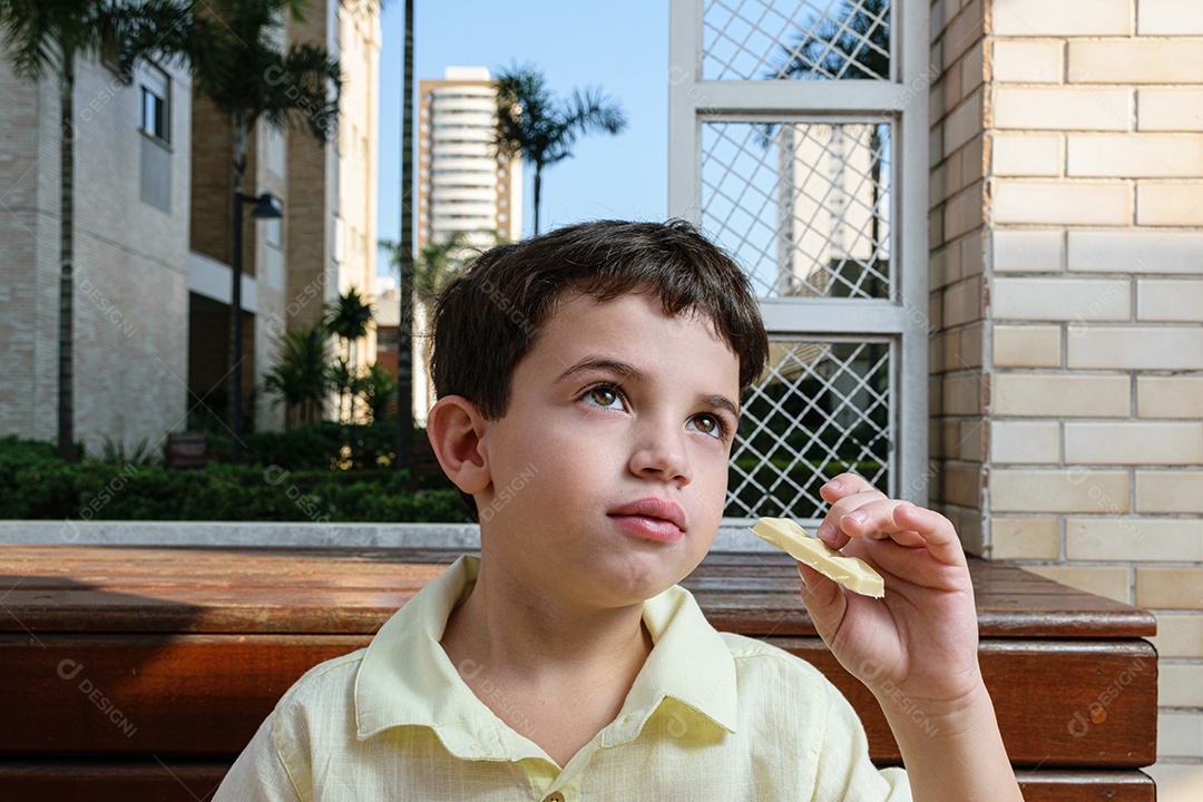 Menino garoto feliz e sorridente