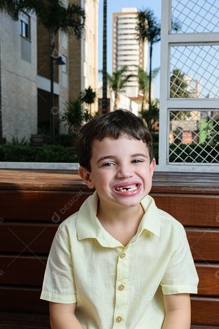 Menino garoto feliz e sorridente