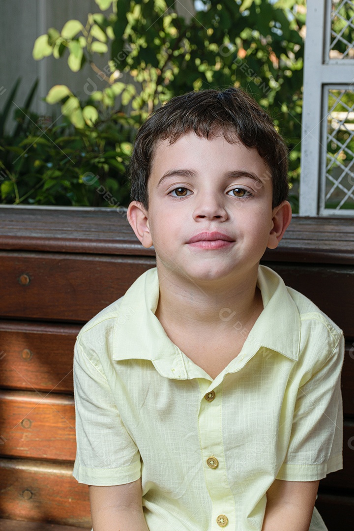 Menino garoto feliz e sorridente