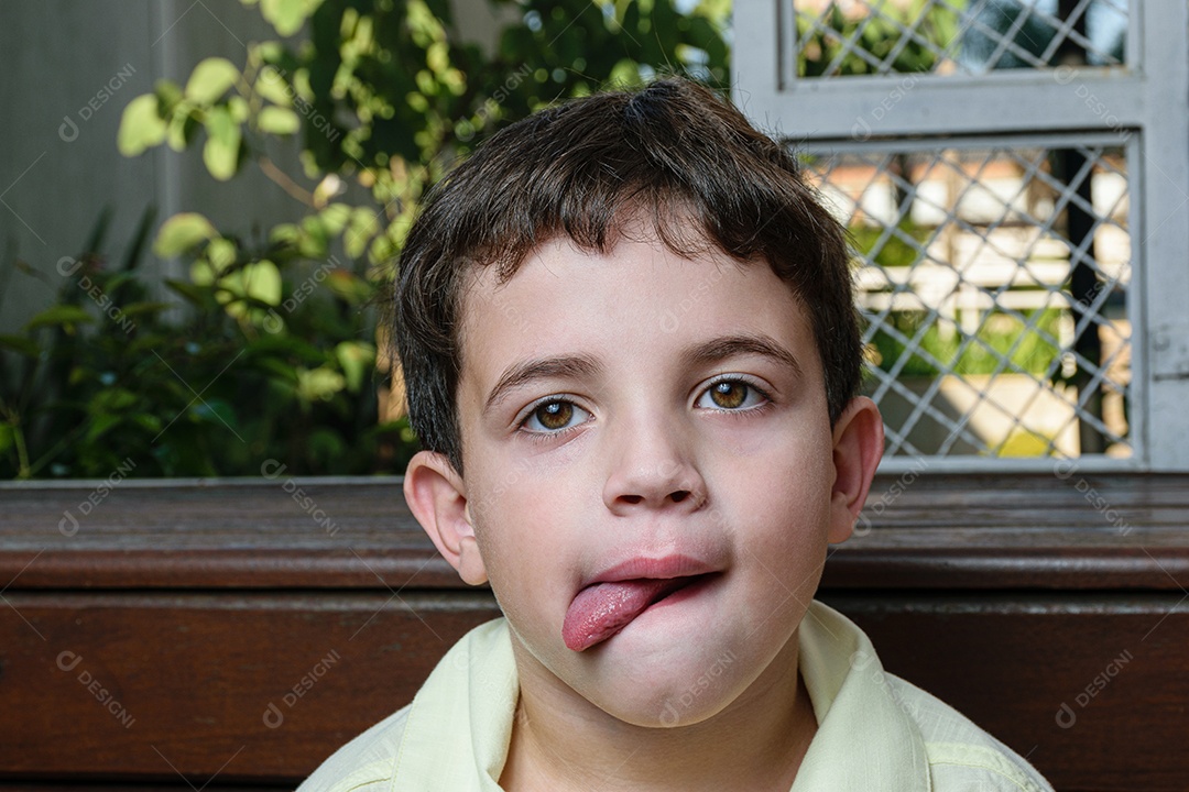 Menino garoto feliz e sorridente