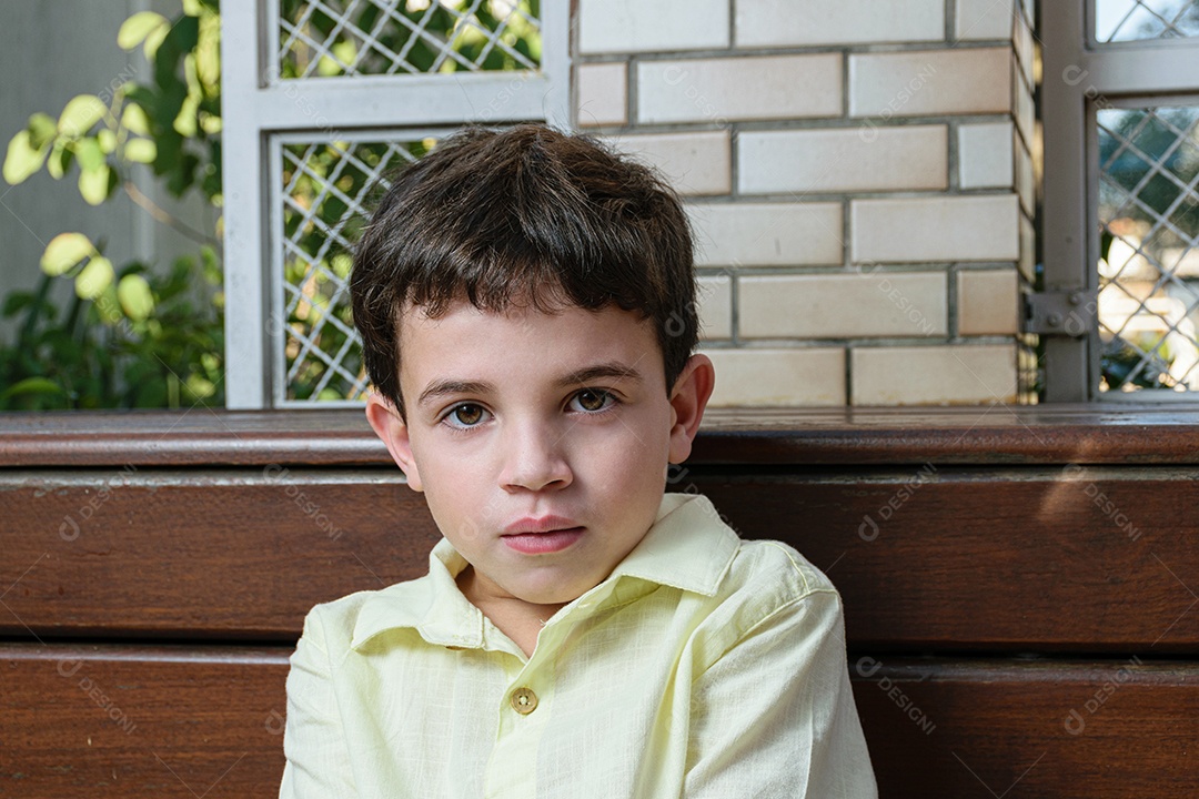 Menino garoto feliz e sorridente