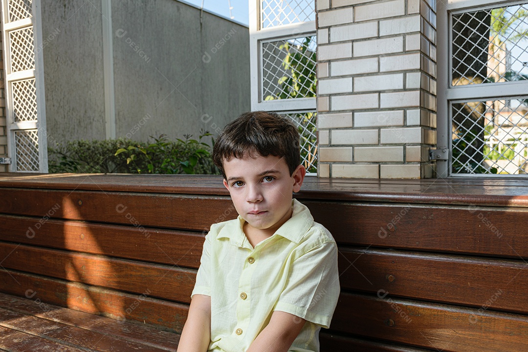 Menino garoto feliz e sorridente