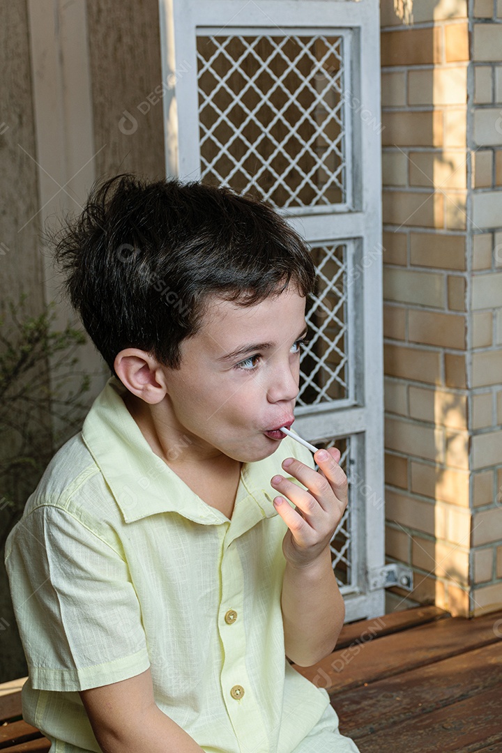 Menino garoto feliz e sorridente