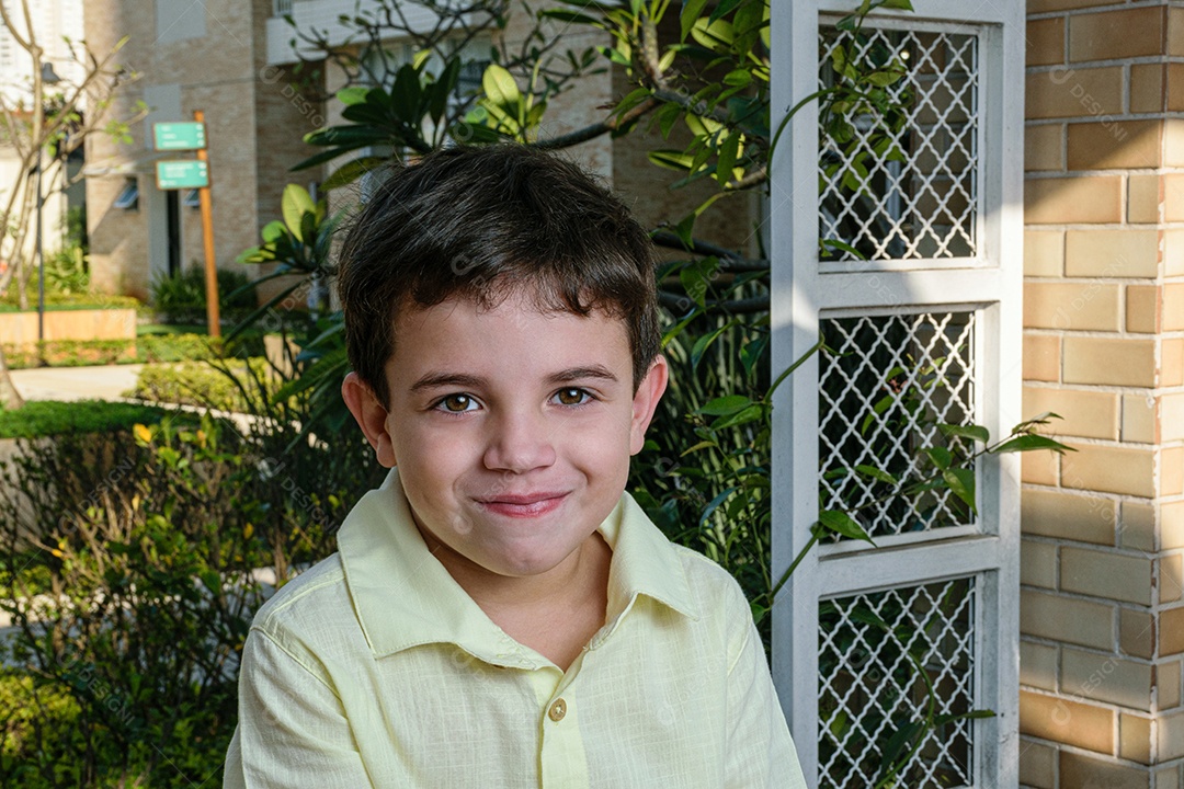 Menino garoto feliz e sorridente