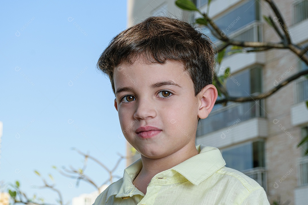 Menino garoto feliz e sorridente