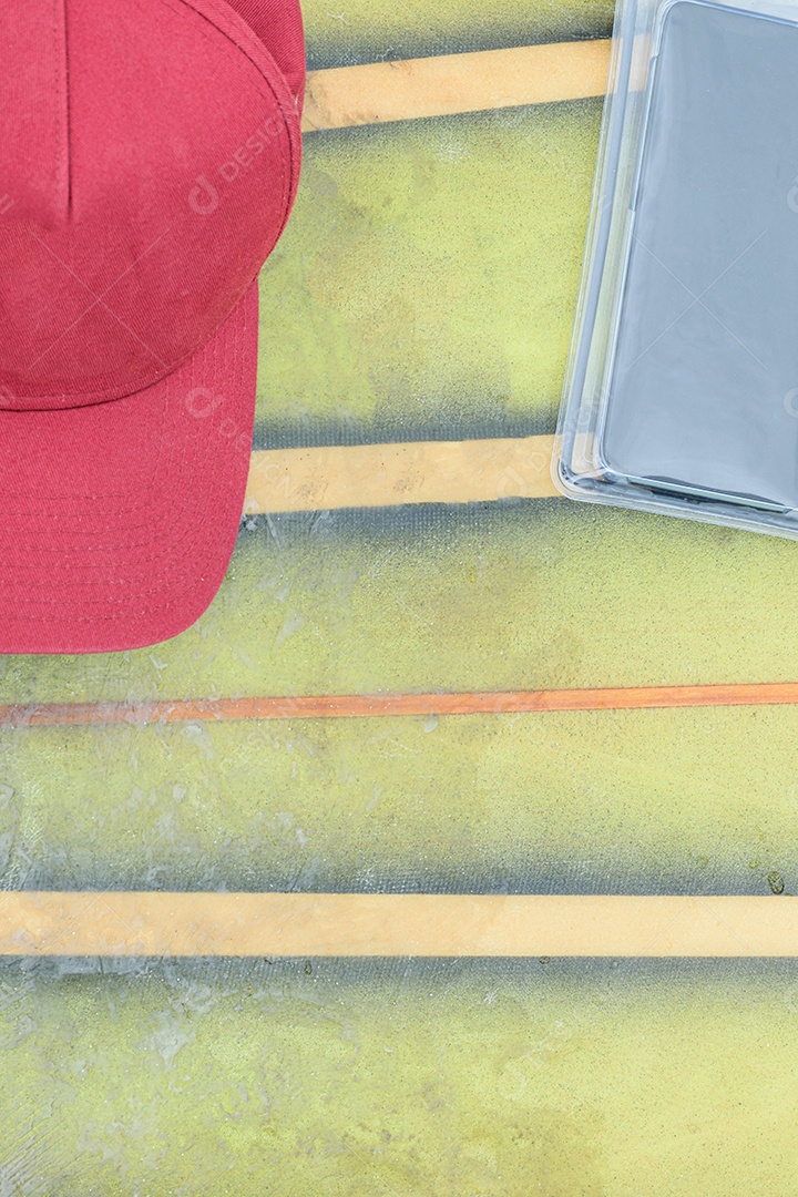 Gorro vermelho e smartphone em uma prancha de surf.