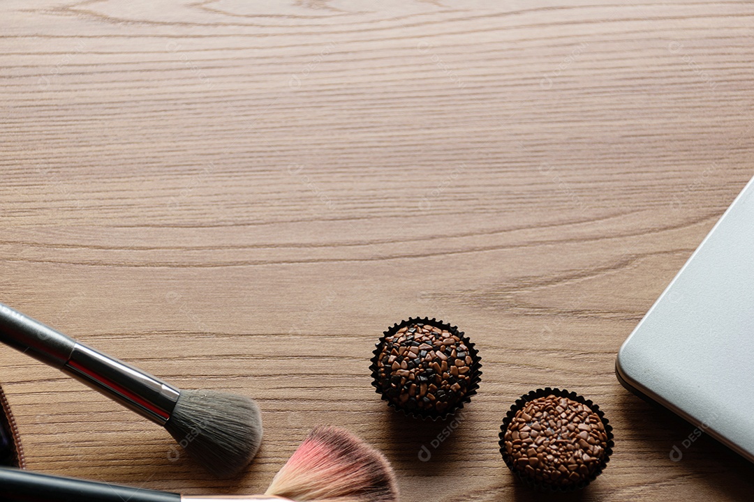 Vários tipos de brigadeiros organizados em internas. Brigadeiros de chocolate