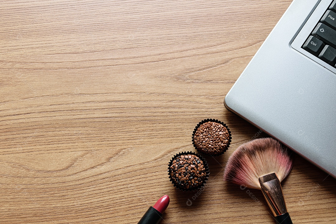 Vários tipos de brigadeiros organizados em internas. Brigadeiros de chocolate