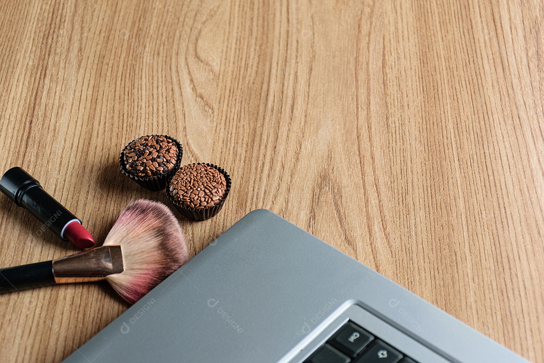 Vários tipos de brigadeiros organizados em internas. Brigadeiros de chocolate