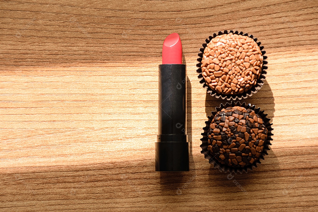 Vários tipos de brigadeiros organizados em internas. Brigadeiros de chocolate