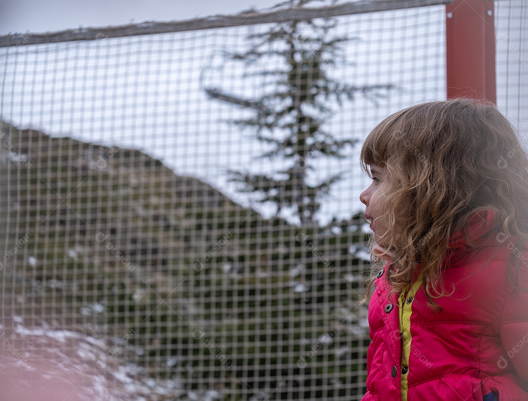 Mãe e filha brincando na neve em Serra Nevada Ski Resort.