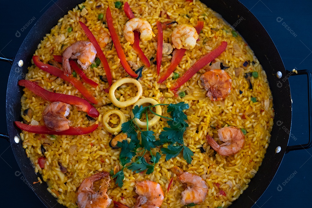 Prato clássico da Espanha, paella de frutos do mar em panela tradicional