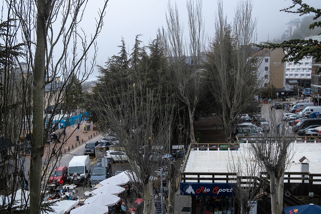 Vista aérea do centro comercial da estância de esqui de Serra Nevada