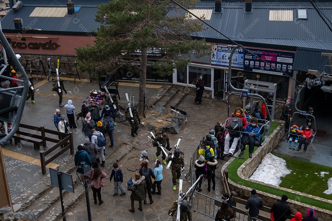 Vista aérea do centro comercial da estância de esqui de Serra Nevada