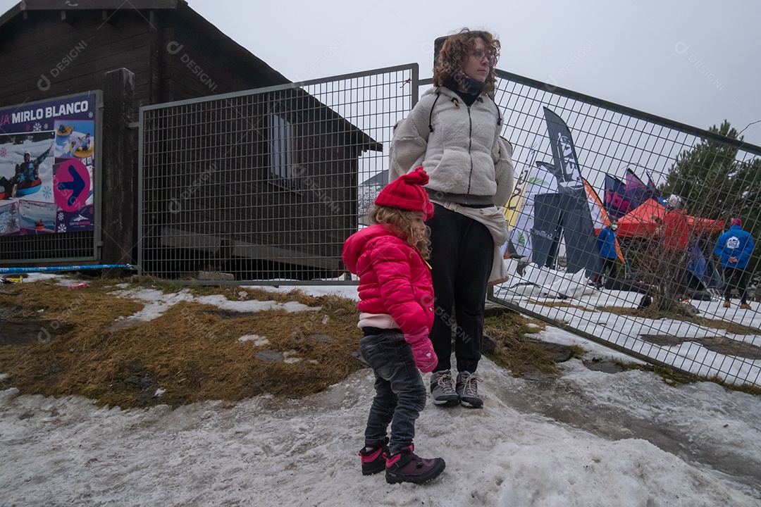 Mãe e filha brincando na neve em Serra Nevada Ski Resort.