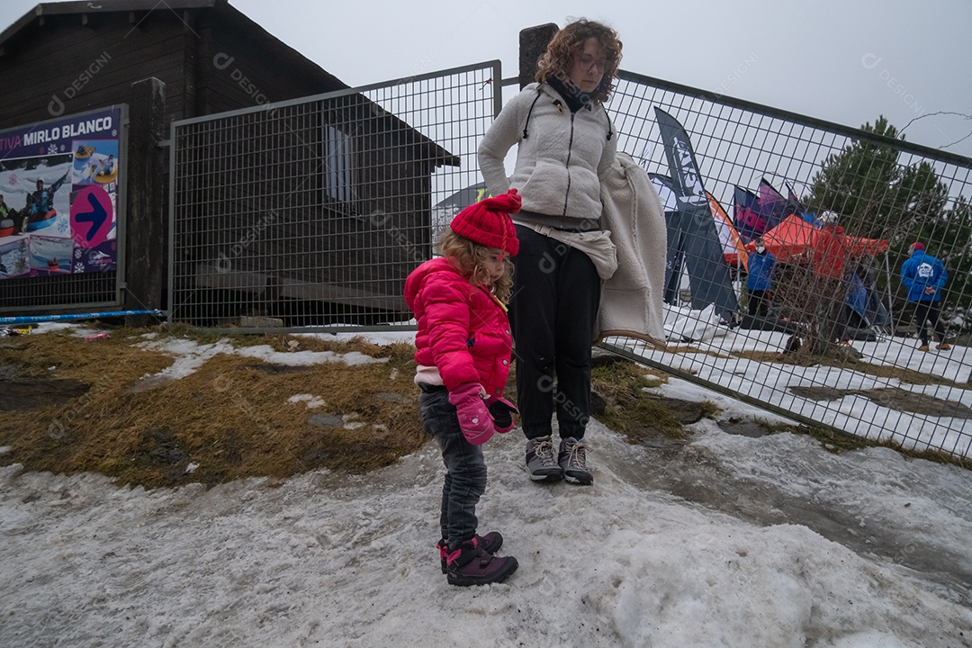 Mãe e filha brincando na neve em Serra Nevada Ski Resort.