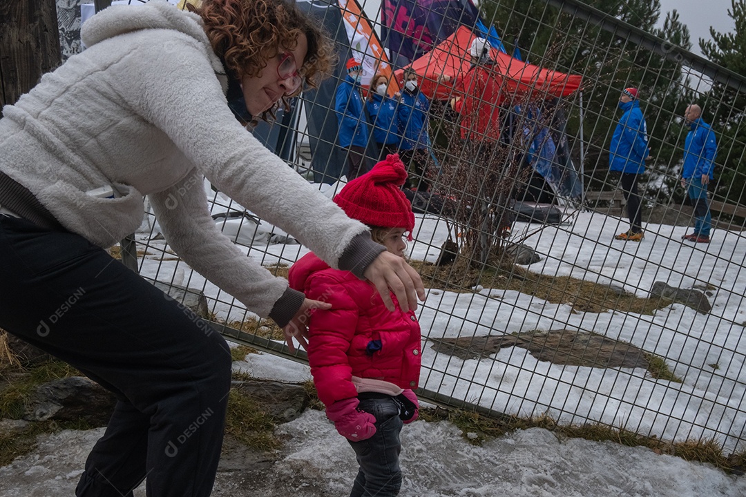 Mãe e filha brincando na neve em Serra Nevada Ski Resort.