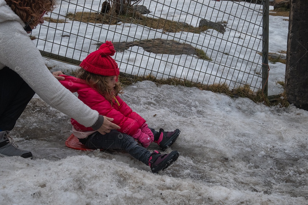 Mãe e filha brincando na neve em Serra Nevada Ski Resort.
