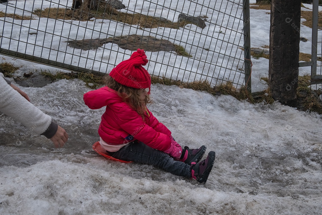 Mãe e filha brincando na neve em Serra Nevada Ski Resort.