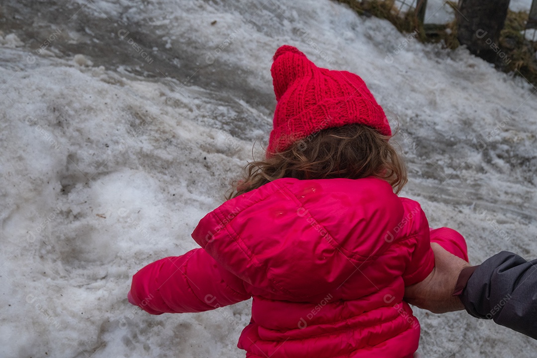 Mãe e filha brincando na neve em Serra Nevada Ski Resort.