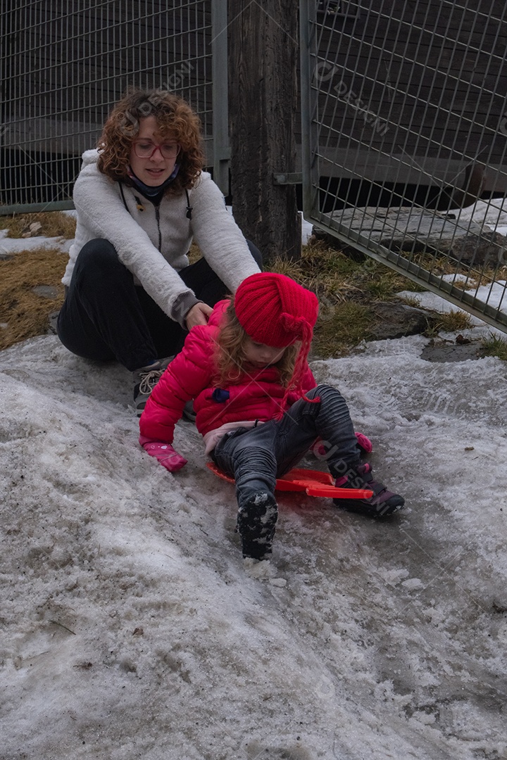 Mãe e filha brincando na neve em Serra Nevada Ski Resort.