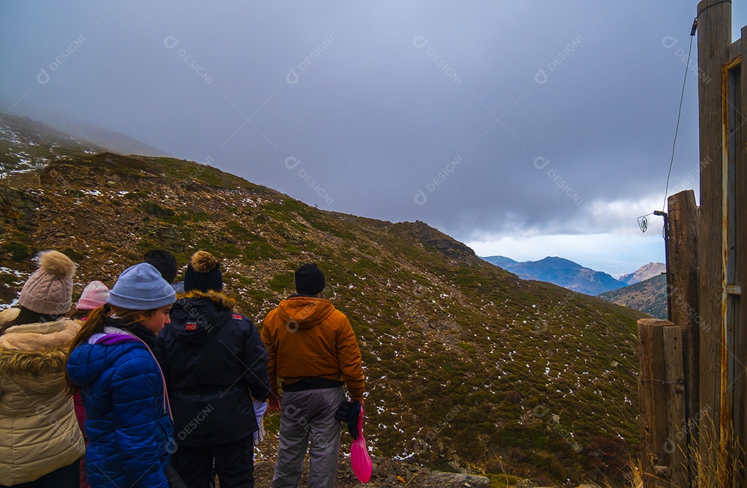 Pessoas apreciando a vista da Serra Nevada.