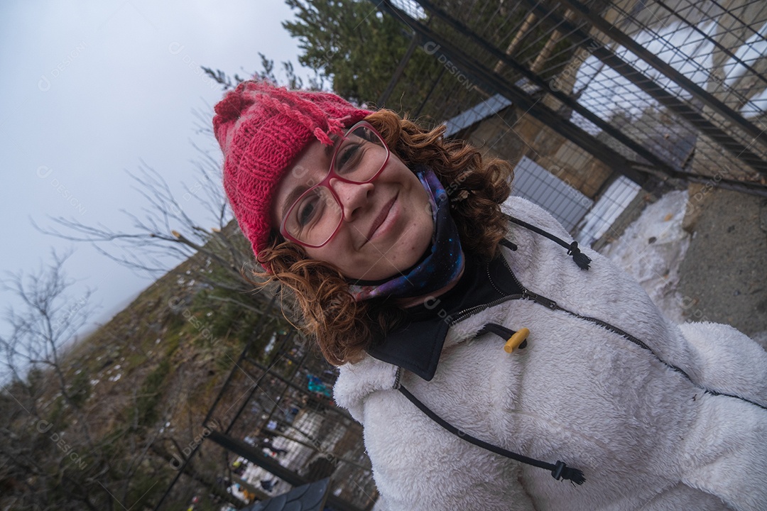 Mulher jovem e bonita em roupas quentes na estância de esqui de Serra Nevada.