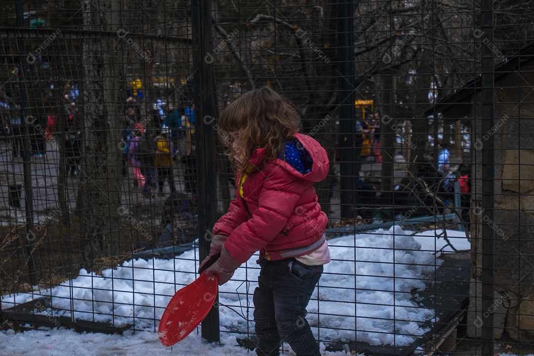 Mãe e filha brincando na neve em Serra Nevada Ski Resort.