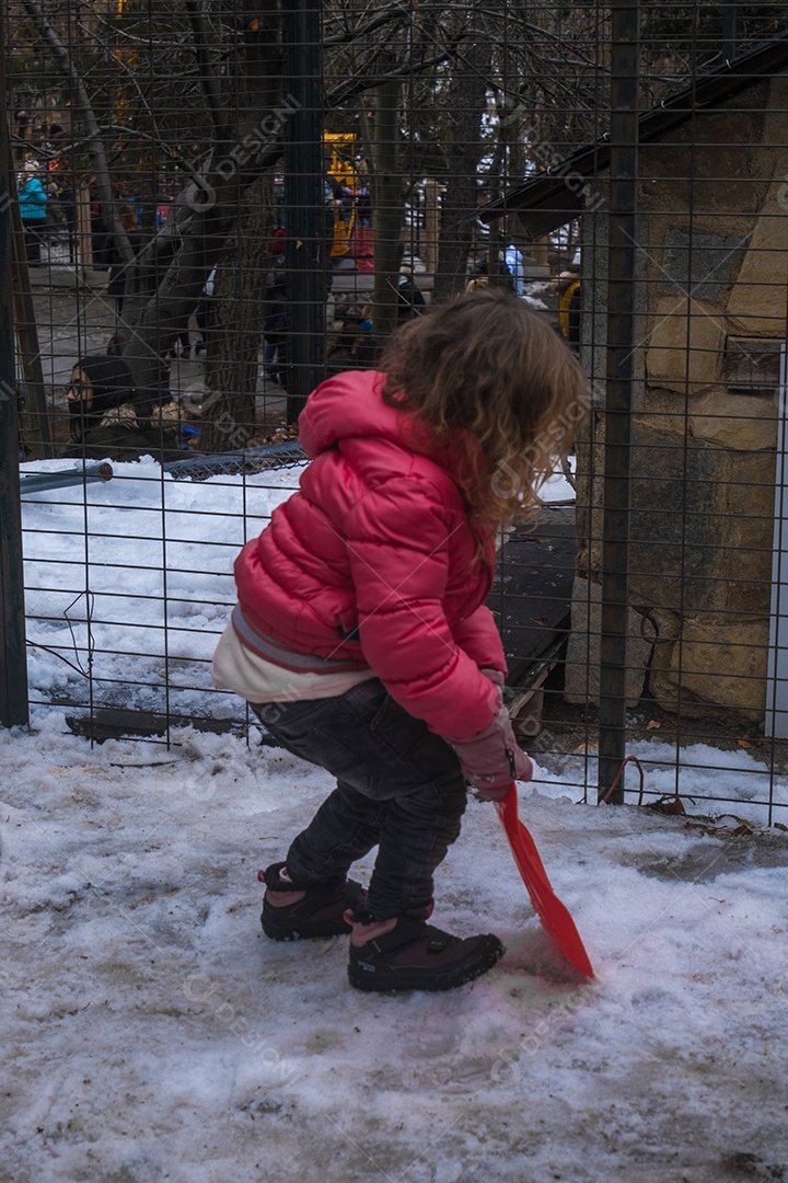 Mãe e filha brincando na neve em Serra Nevada Ski Resort.