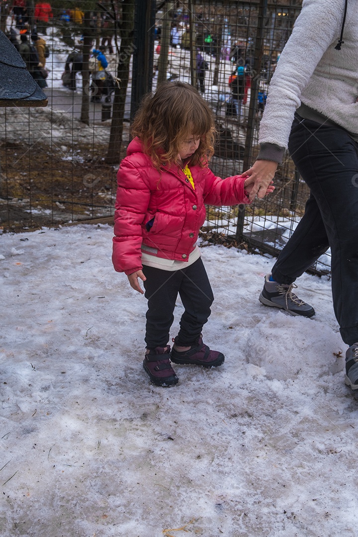 Mãe e filha brincando na neve em Serra Nevada Ski Resort.