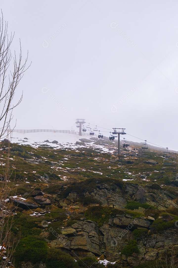 Vista do teleférico subindo as montanhas na estação de esqui de Serra Nevada