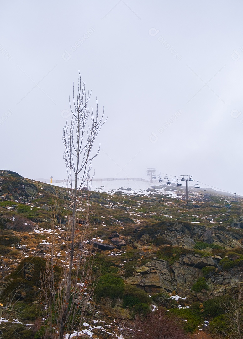 Vista do teleférico subindo as montanhas na estação de esqui de Serra Nevada