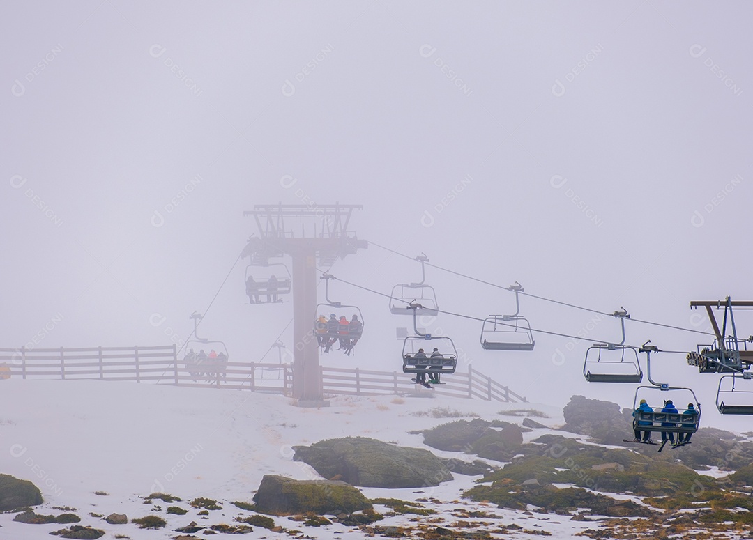 Vista do teleférico subindo as montanhas na estação de esqui de Serra Nevada