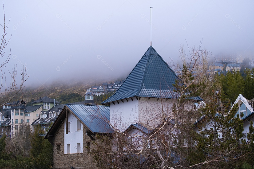 Vista das casas nas montanhas da estância de esqui de Sierra Nevada.