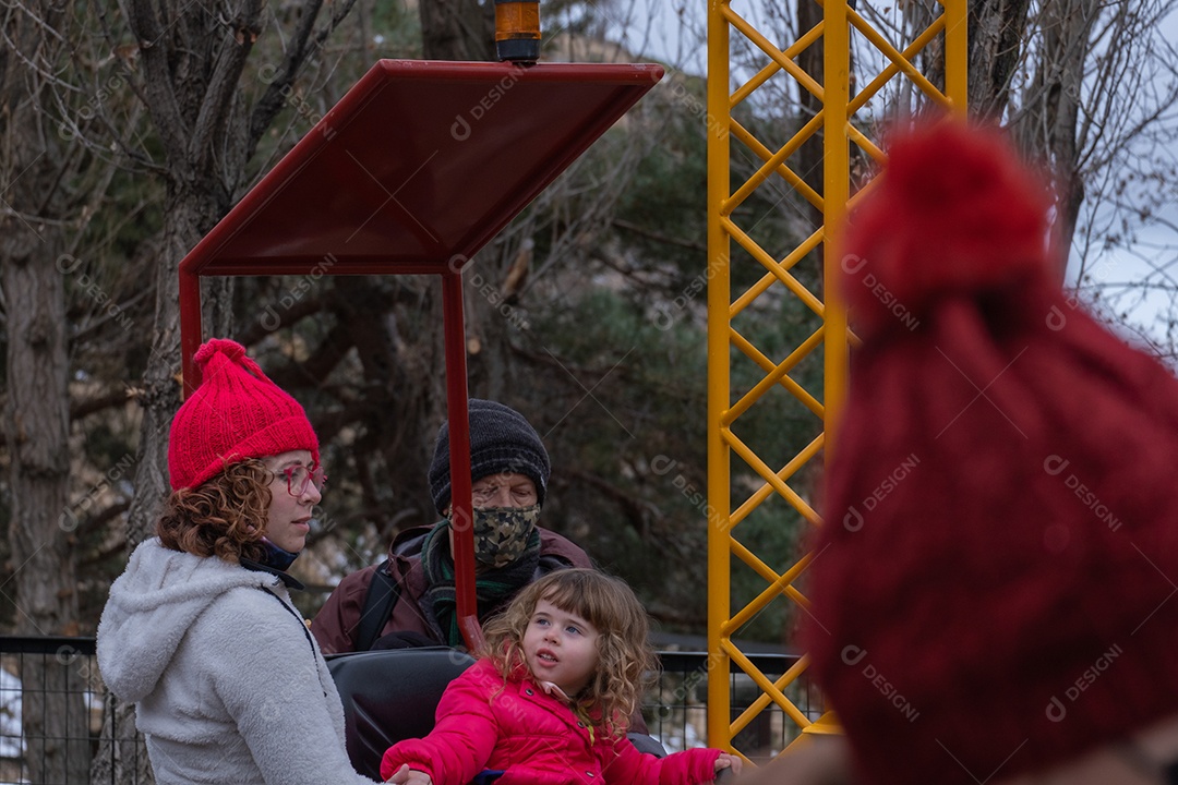 Mãe e filha brincando na neve em Serra Nevada Ski Resort.