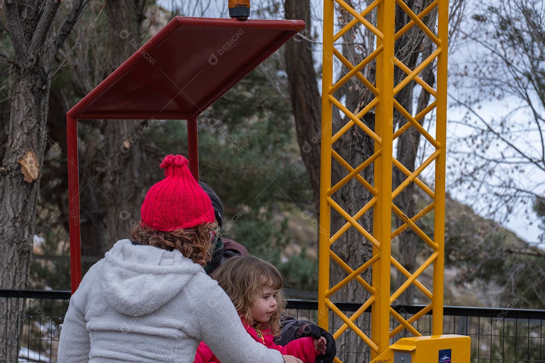 Mãe e filha brincando na neve em Serra Nevada Ski Resort.