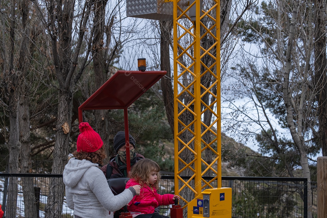 Mãe e filha brincando na neve em Serra Nevada Ski Resort.