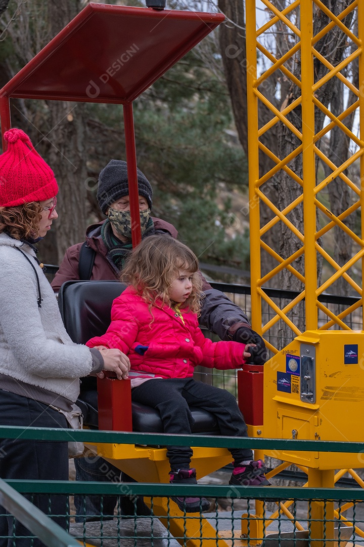 Mãe e filha brincando na neve em Serra Nevada Ski Resort.