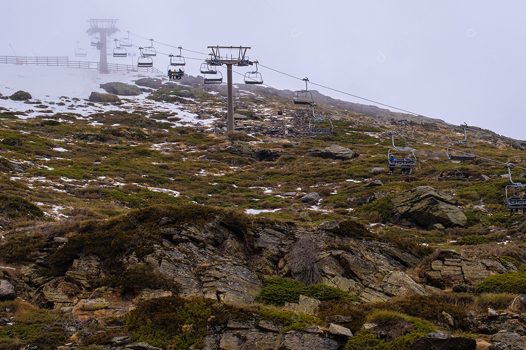 Vista do teleférico subindo as montanhas na estação de esqui de Serra Nevada