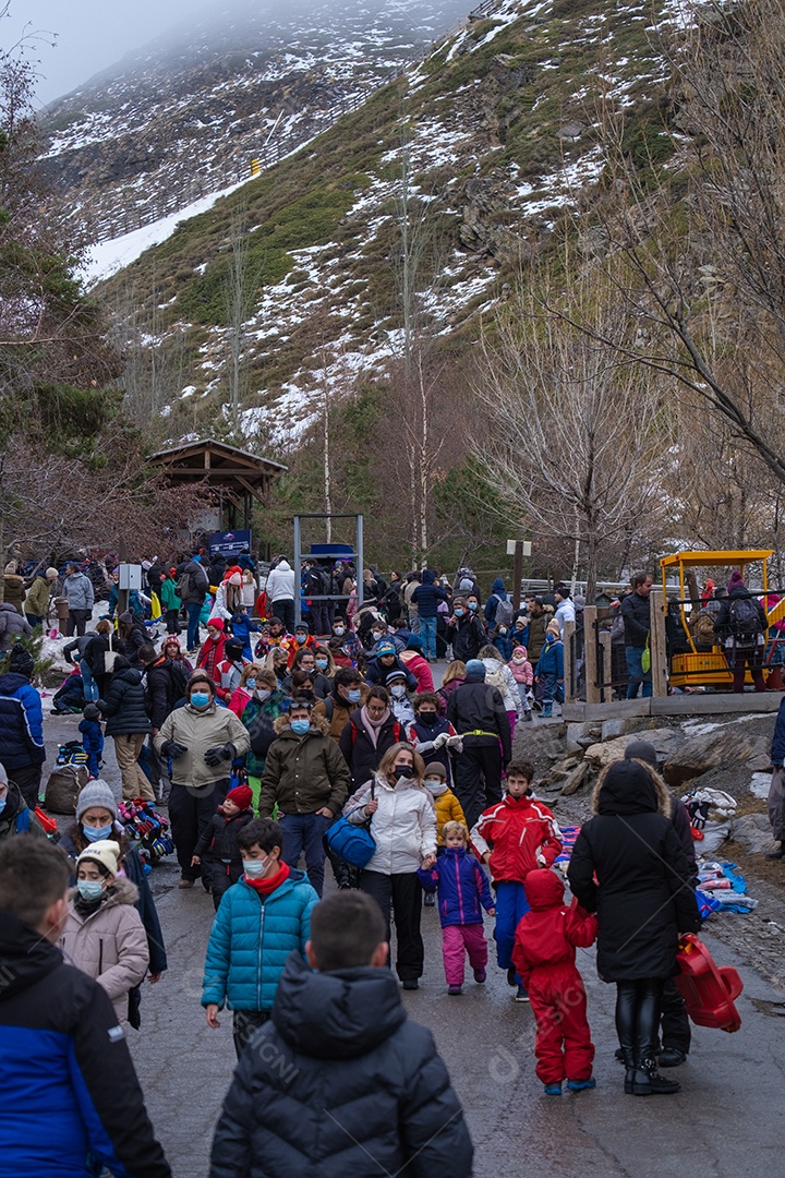 Vista das multidões caminhando pela estação de esqui de Serra Nevada.