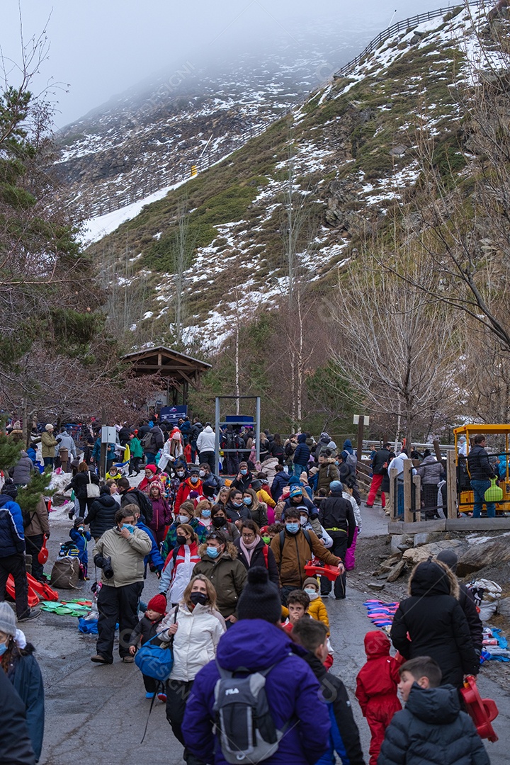 Vista das multidões caminhando pela estação de esqui de Serra Nevada.