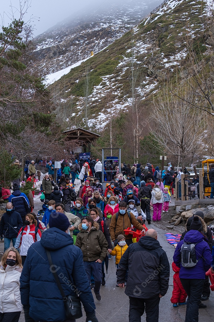 Vista das multidões caminhando pela estação de esqui de Serra Nevada.