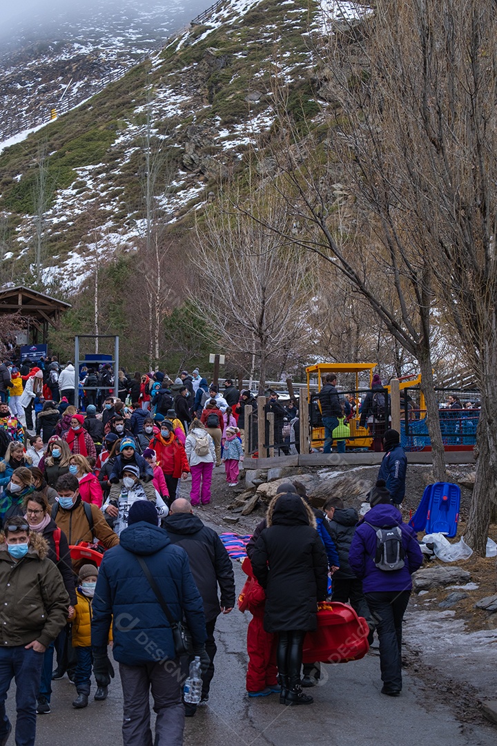 Vista das multidões caminhando pela estação de esqui de Serra Nevada.