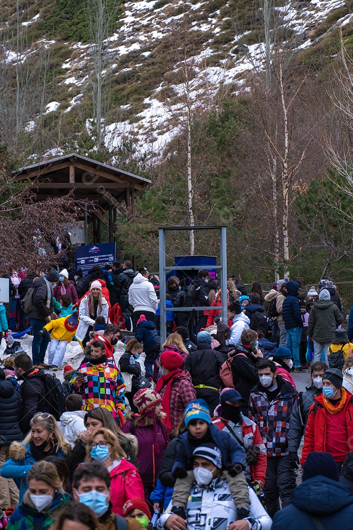 Vista das multidões caminhando pela estação de esqui de Serra Nevada.