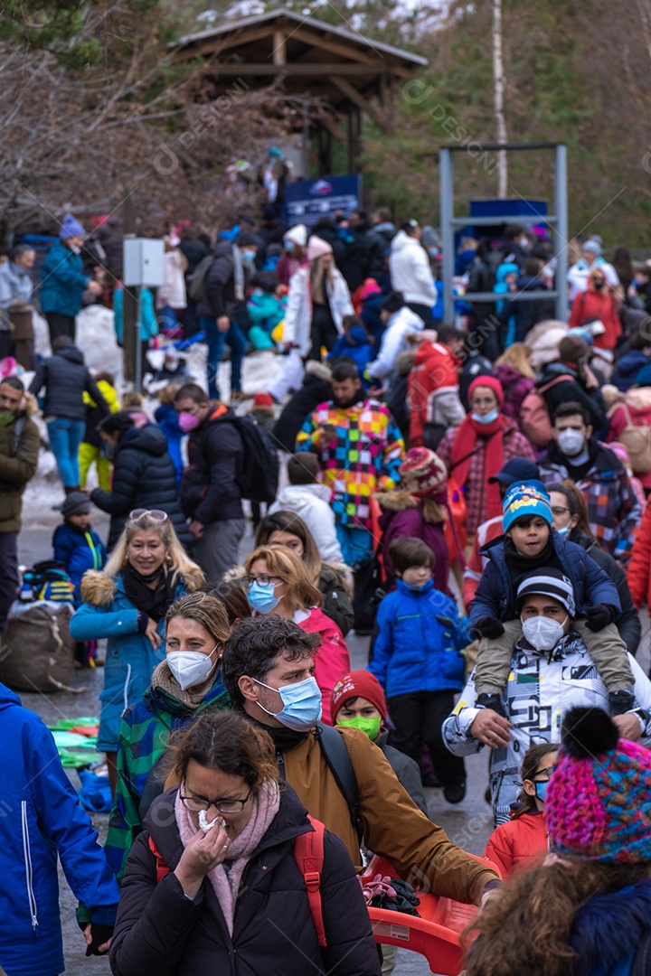 Vista das multidões caminhando pela estação de esqui de Serra Nevada.